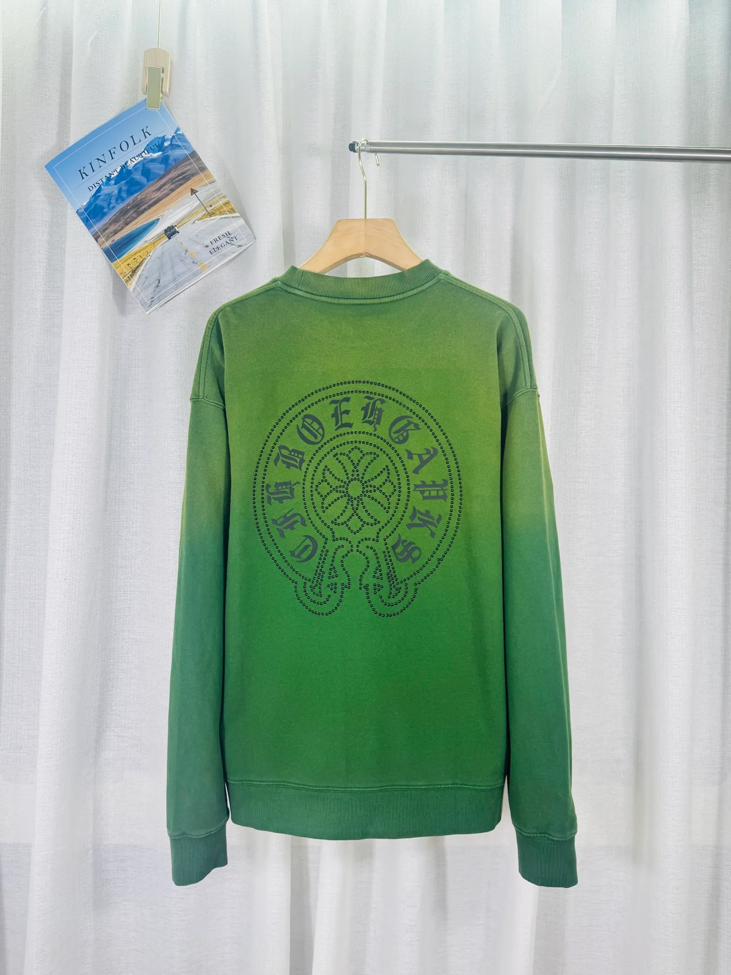 P280 top version, real shot without P, ​​different from market currency) 𝗖𝗵𝗿𝗼𝗺𝗲 𝗛𝗲𝗮𝗿𝘁𝘀/Croxin 2025 Autumn and Winter New Original Single Counter American 3D Rivets and Drill Couple Casual Sweater 👑The highest version! Customized fabric 430g tripe terry fabric! American-style pickled and distressed original fabric, laser-burned flowers, rivets and diamonds, exquisite embroidery of letters! The best-selling model in the counter, very comfortable to wear. Accessories: original molded and authenticated collar label➕100% silk wash label. Genuine purchase-grade original hangtag➕matching hanging rope➕3D hanging beads➕original packaging bag. Craftsmanship: The original version has consistent wiring! The highest version of the armhole matching technique! Color: Pink Black Green Purple Size: S M L XL Style Number: 25-363